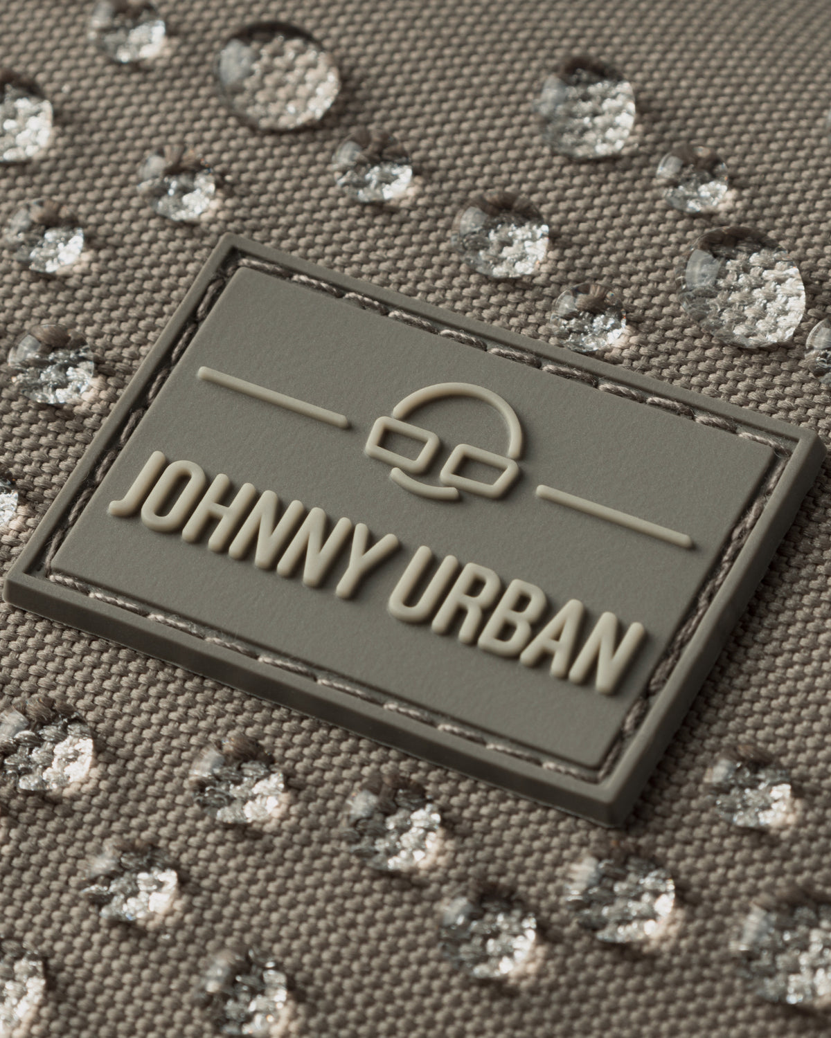 Johnny Urban Logo auf wasserabweisendem Stoff mit Wasserperlen