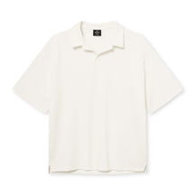 Cremefarbenes Poloshirt mit kurzem Arm und offenem Kragen, schlichtes Design