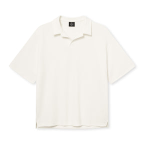 Cremefarbenes Poloshirt mit kurzem Arm und offenem Kragen, schlichtes Design