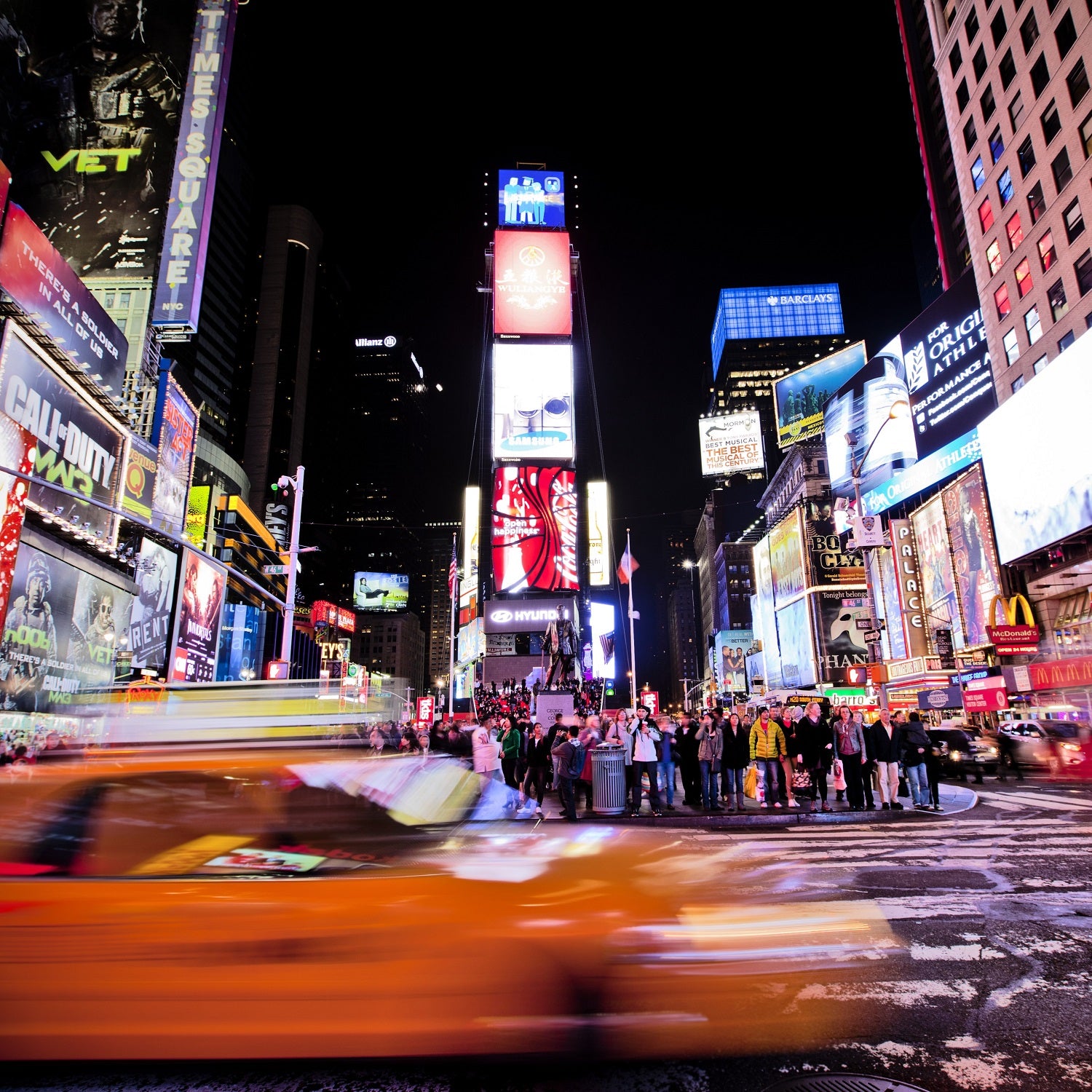 Abendlicher Times Square – bunte Lichter - Johnny Urban