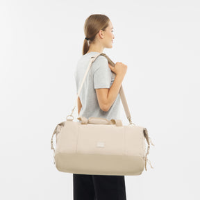 Unser weibliches Model zeigt sich hier mit dem Johnny Urban Weekender "Milan" in beige. 