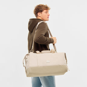 Unser männliches Model zeigt sich hier mit dem Johnny Urban Weekender "Milan" in beige. 