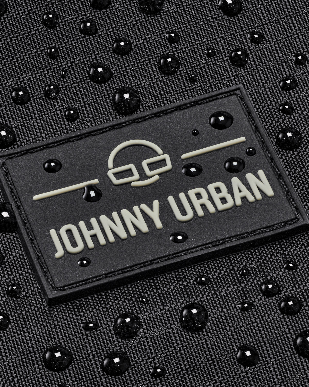 Naheinstellung des wasserabweisenden Materials des Rolltop Rucksacks Allen Large Move mit Johnny Urban Logo