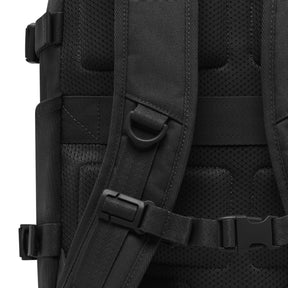 Nahaufnahme des Brustgurts mit Schnalle und gepolsterten Gurten des schwarzen Rucksacks 'Lian'