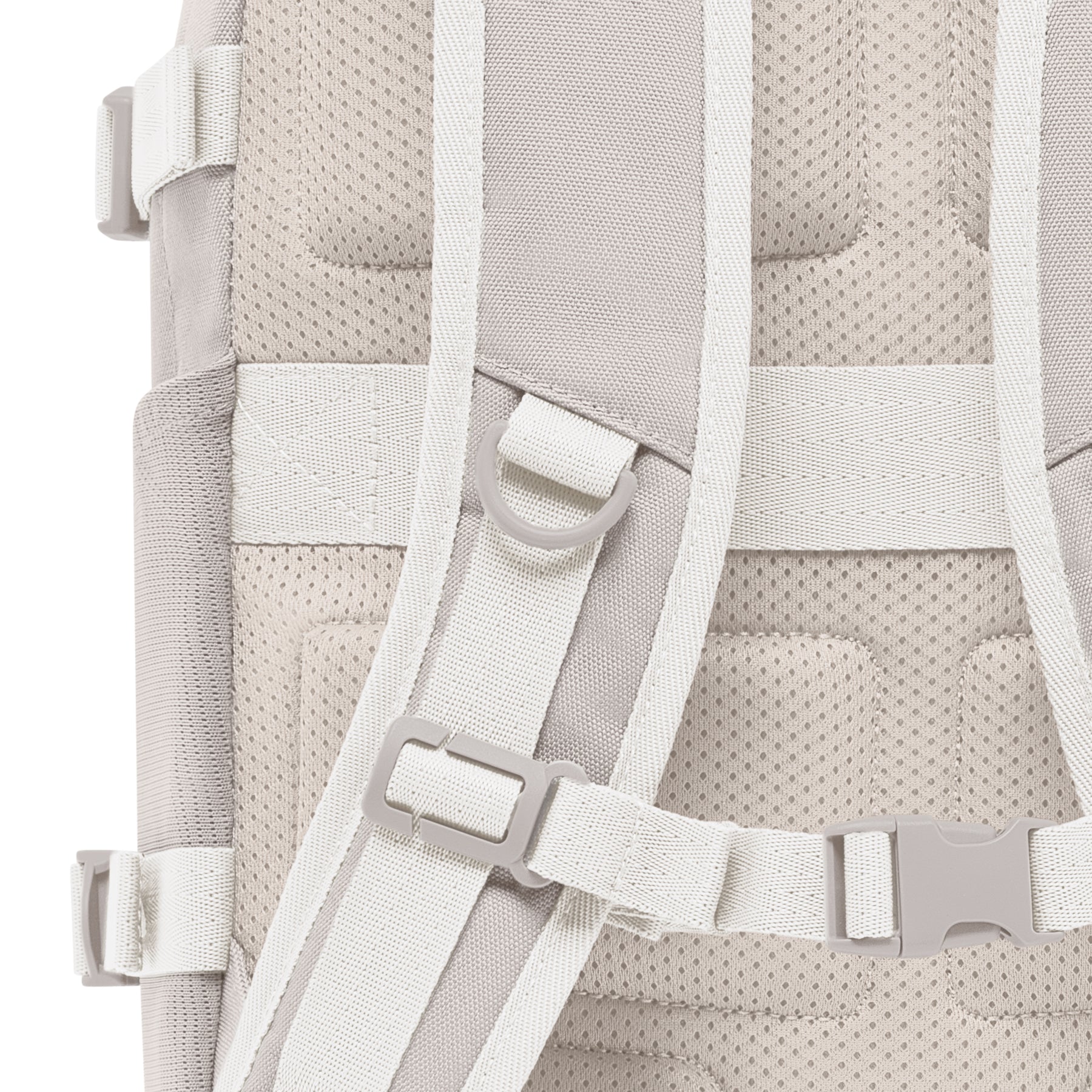 Beige gepolsterter Rückenbereich und verstellbarer Brustgurt des Rucksacks 'Lian'