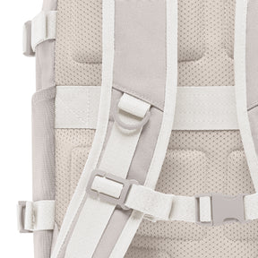 Beige gepolsterter Rückenbereich und verstellbarer Brustgurt des Rucksacks 'Lian'