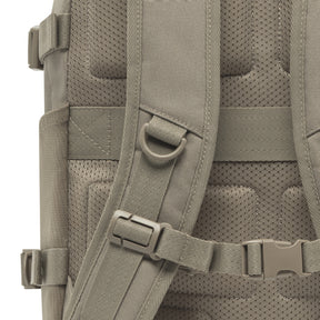 Beige gepolsterter Rückenbereich und verstellbarer Brustgurt mit Schnalle am Rucksackmodell 'Lian'