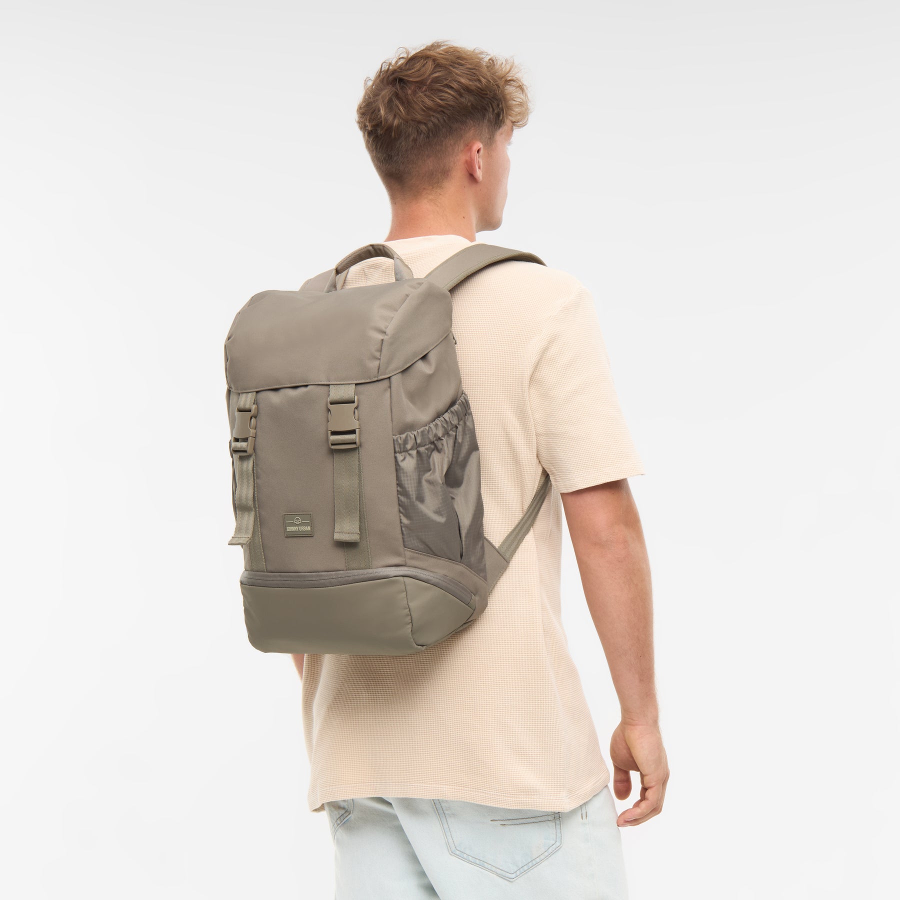 Mann trägt Rucksack 'Nico' in desert-grey, rechteckig mit Frontklappe und Seitentaschen