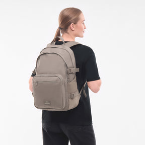 Damen mit Rucksack 'Lian' von Johnny Urban in desert-grey, schwarzes Shirt, Seitenansicht