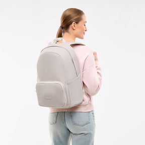 Frau trägt sandfarbenen Rucksack 'Mo' von Johnny Urban, Rückenansicht