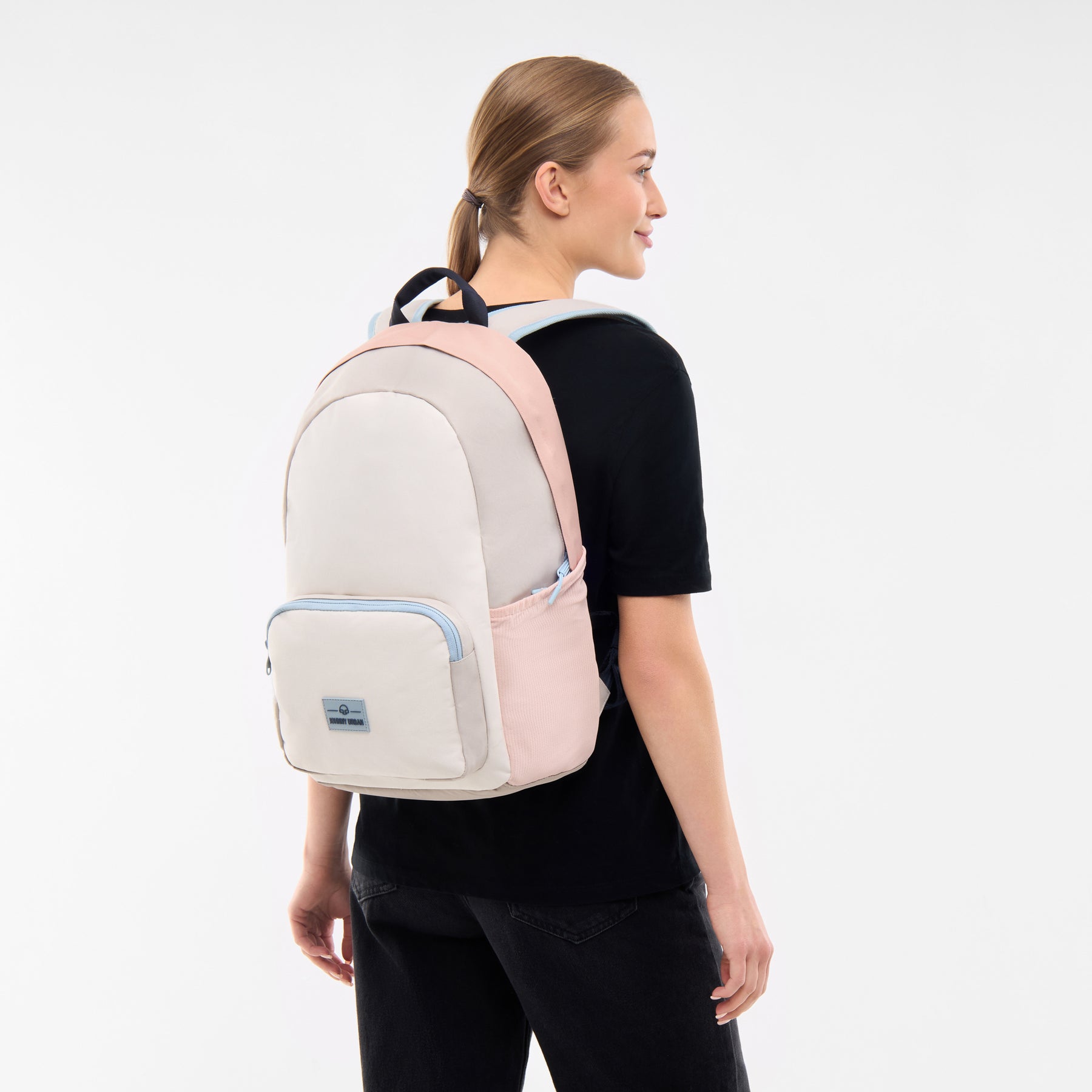 Frau trägt den Johnny Urban Rucksack 'Mo' in Sand-Rose, seitliche Ansicht