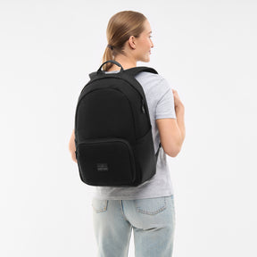 Frau trägt schwarzen Rucksack 'Mo' von Johnny Urban, einfache Form, glatte Oberfläche