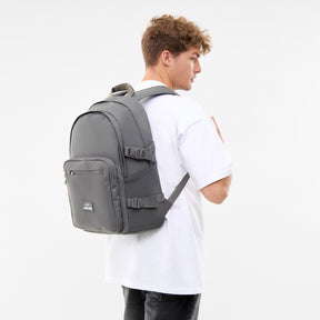 Mann trägt dunkelgrauen Rucksack 'Lian' mit mehreren Fächern und verstellbaren Gurten