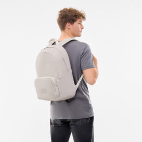 Mann trägt sandfarbenen Rucksack 'Mo' von Johnny Urban mit seitlichen Taschen und Frontfach