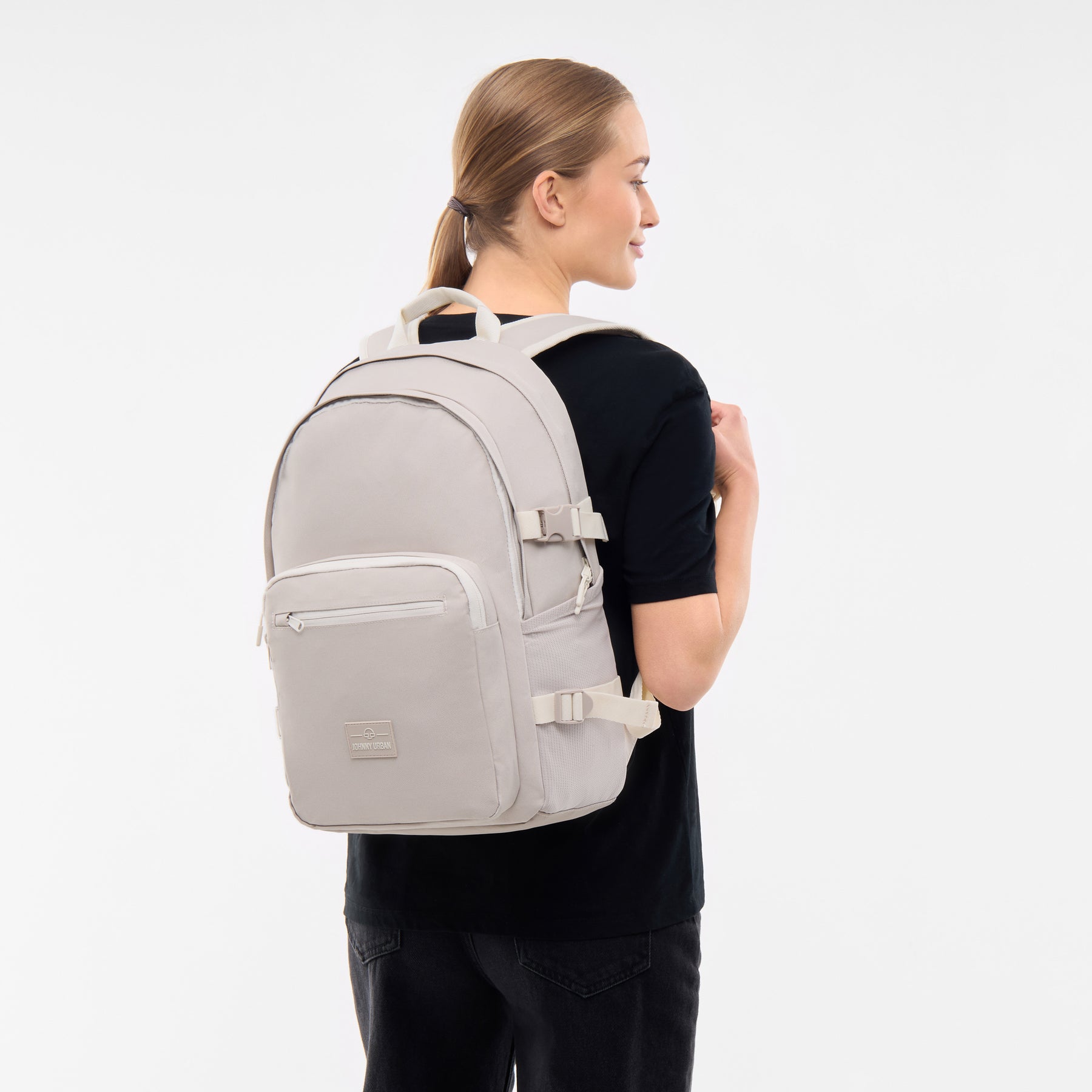 Frau trägt sandfarbenen Rucksack 'Lian' mit mehreren Fächern und verstellbaren Seitenriemen