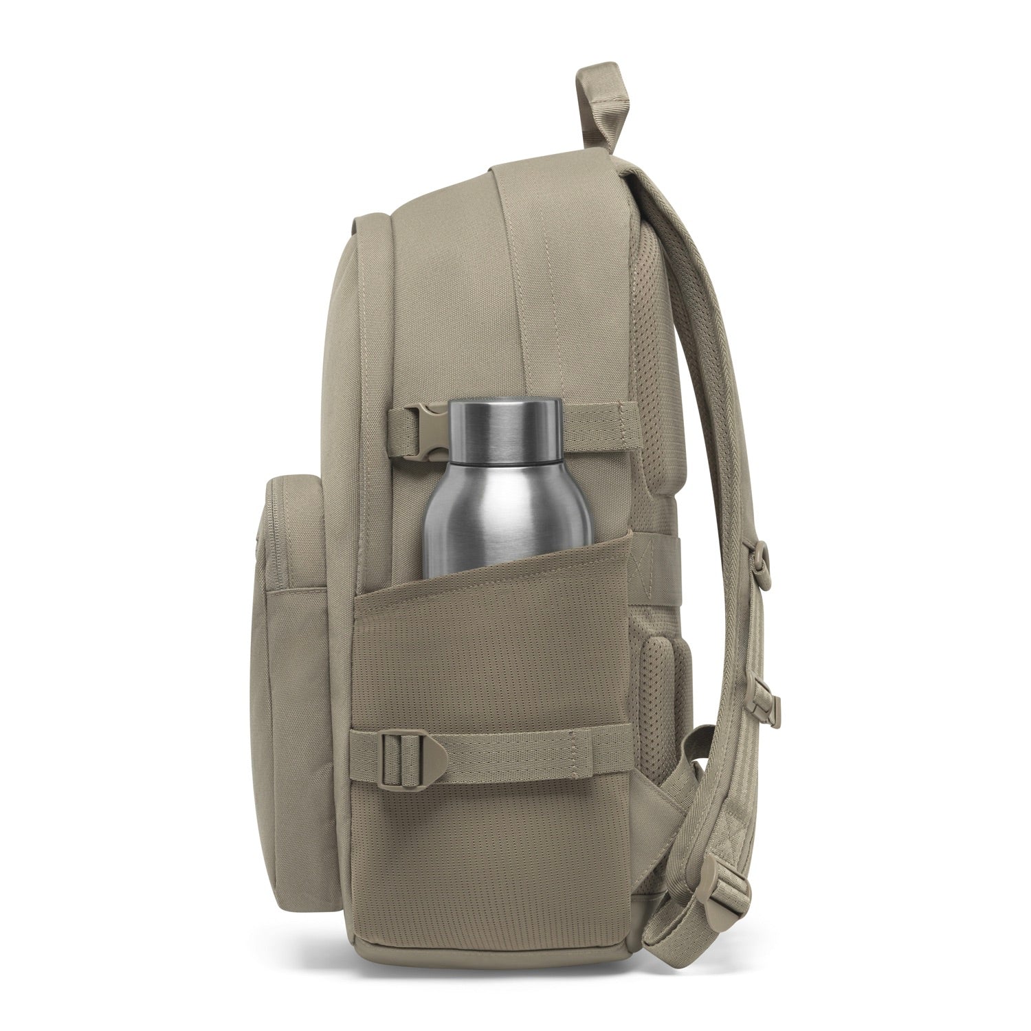 Rucksack 'Lian' in desertgrau, Seitenansicht mit gepolstertem Rückenbereich und verstellbaren Gurten