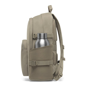 Rucksack 'Lian' in desertgrau, Seitenansicht mit gepolstertem Rückenbereich und verstellbaren Gurten