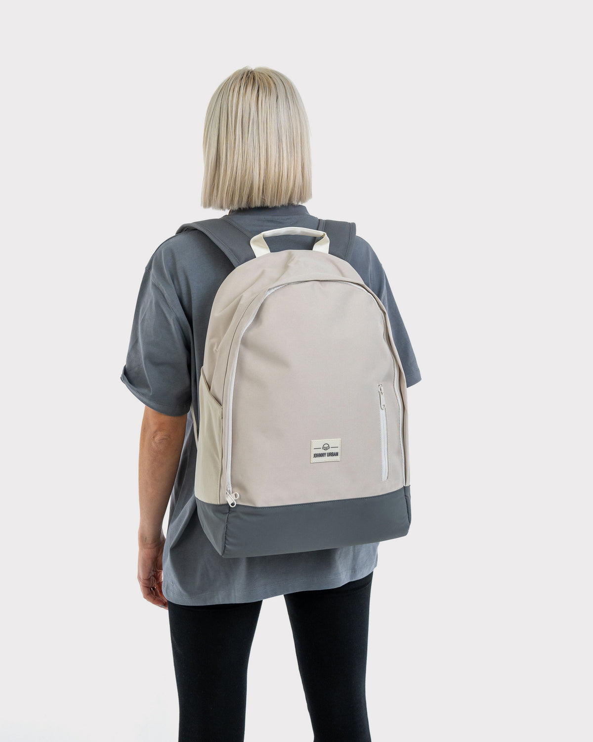 Frau von hinten mit dem Rucksack 'Neo' in Beige und Grau von Johnny Urban