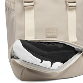 Beiger Johnny Urban Rucksack 'Nico' mit unterem Reißverschlussfach, das einen schwarzen Sportschuh zeigt