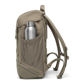 Beiger Rucksack 'Nico' mit elastischer Seitentasche und Metallflasche