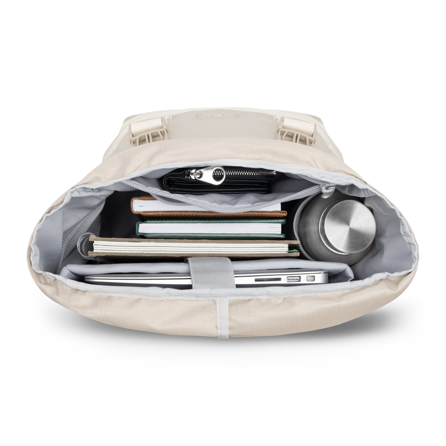 Rucksack 'Nico' von oben geöffnet, zeigt Laptopfach, Notizbücher, Wasserflasche und kleine Tasche