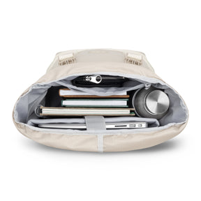 Rucksack 'Nico' von oben geöffnet, zeigt Laptopfach, Notizbücher, Wasserflasche und kleine Tasche