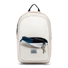 Sandfarbener Rucksack 'Mo' von Johnny Urban mit offenem Frontfach, in dem Schlüssel, Geldbörse und kleine Taschen liegen