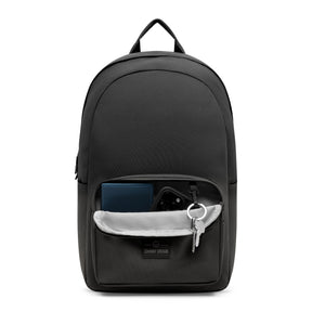 Schwarzer Johnny Urban Rucksack 'Mo' mit offenem Frontfach, das Schlüssel, Smartphone und Geldbörse enthält
