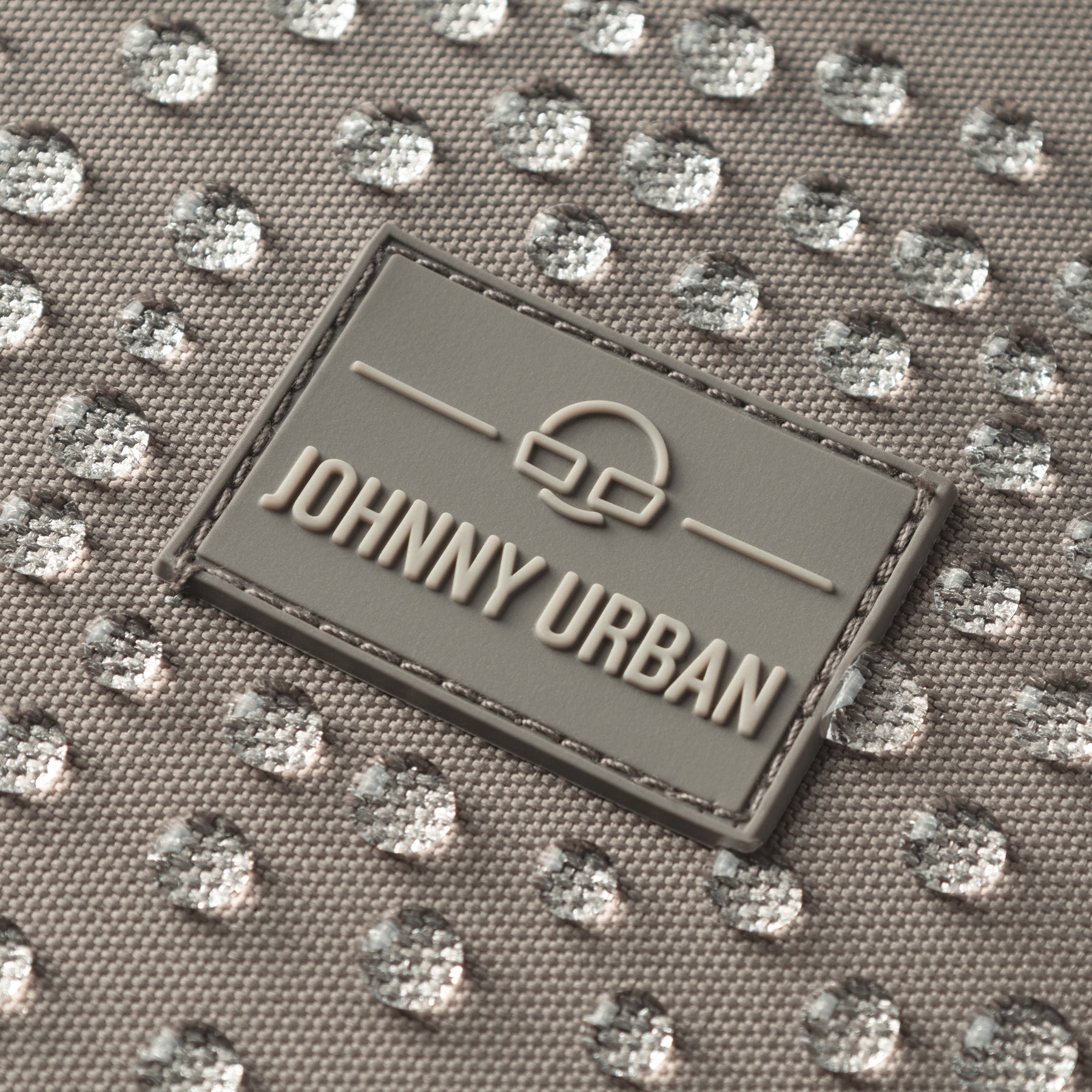 Wasserabweisendes Material mit Johnny Urban Logo auf dem Rucksack 'Mo' in Desert Grey