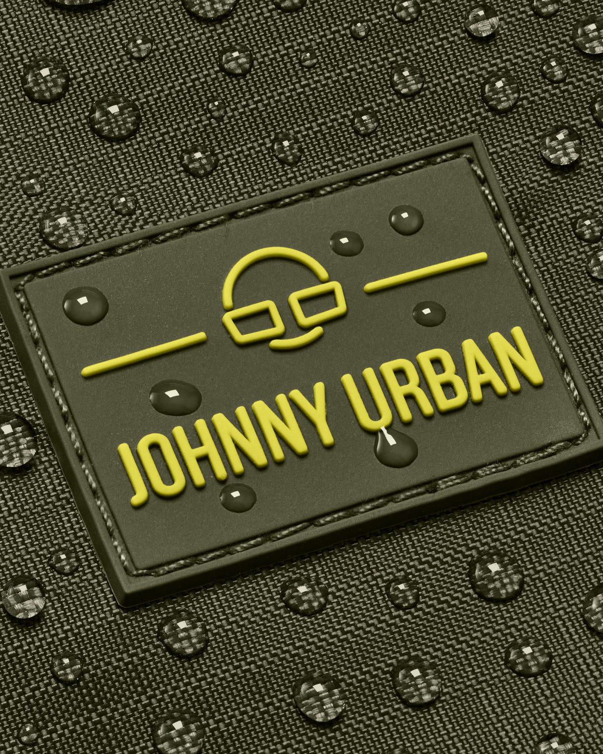 Johnny Urban Logo-Patch auf olivgrünem, wasserabweisendem Stoff mit Wassertropfen