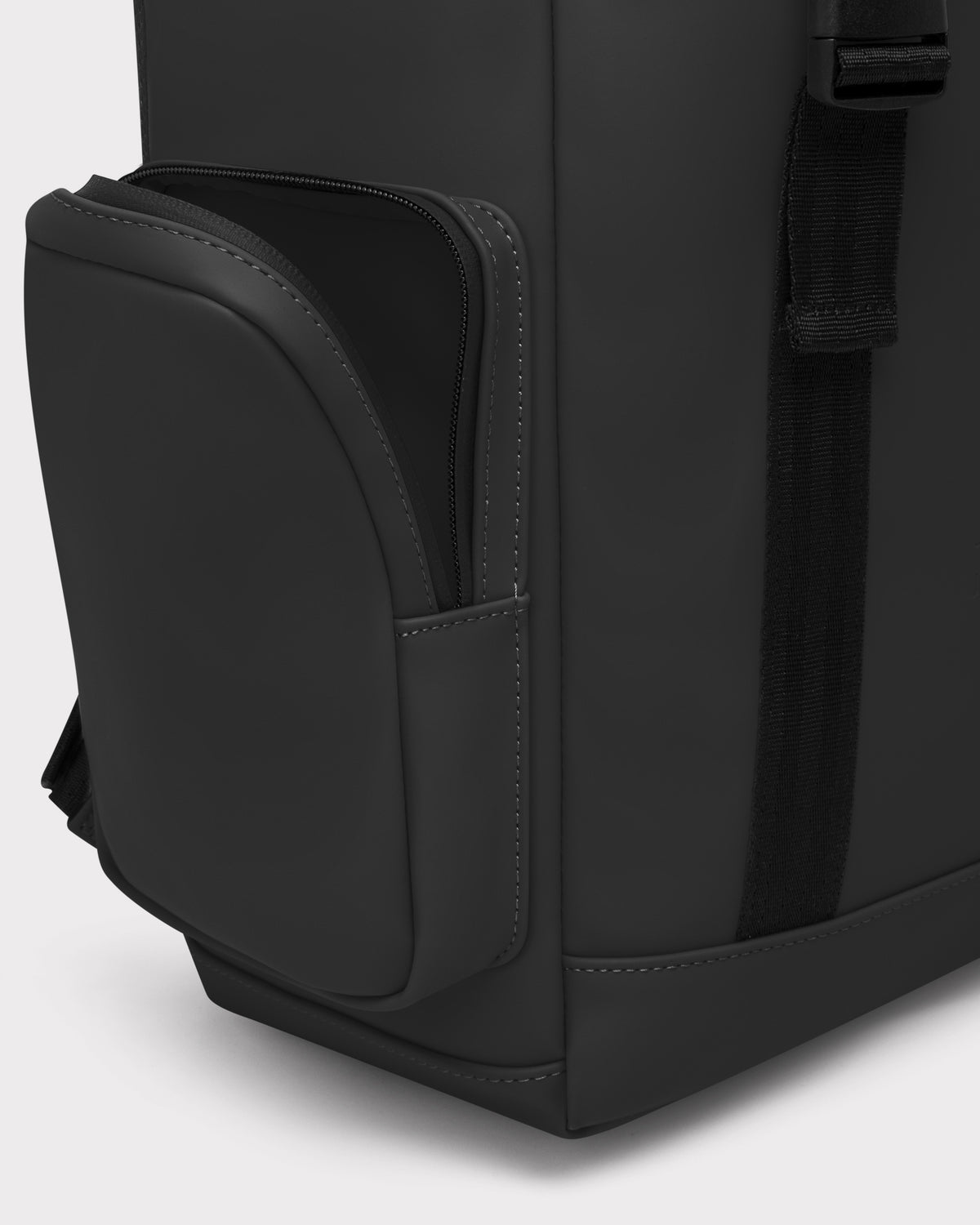 Seitliche Fronttasche des schwarzen Rucksacks 'Finley' aus glattem Material mit Reißverschluss