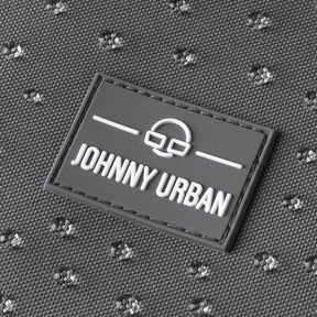 Nahaufnahme des Johnny Urban Logos auf einem dunklgrauen, wasserfesten Rucksack Mo mit strukturiertem Stoff