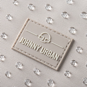 Nahaufnahme des wasserfesten sandfarbenen Rucksacks 'Mo' mit Johnny Urban Logo in einer rechteckigen Gummimarke