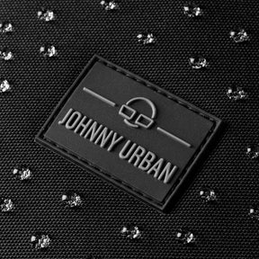 Schwarze Johnny Urban Markierung auf wasserfestem Rucksackgewebe mit Wassertropfen