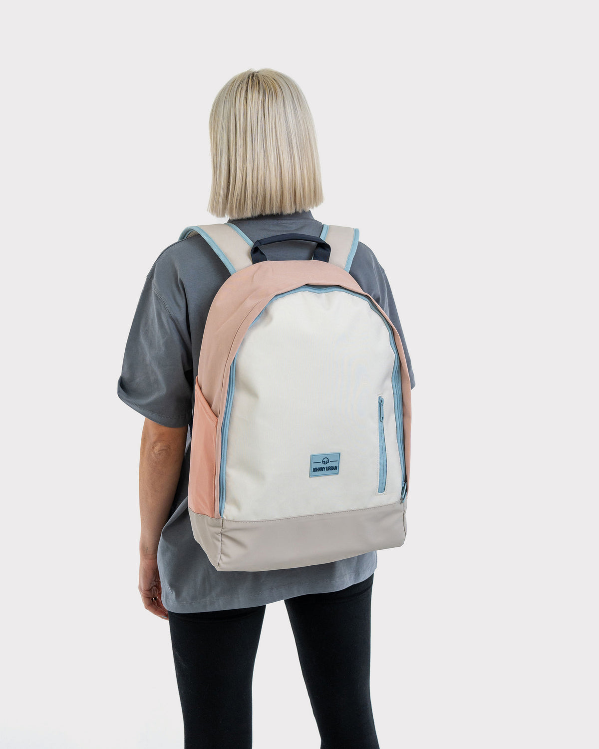 Person von hinten mit Johnny Urban Schulrucksack 'Neo' in Beige und Rosa