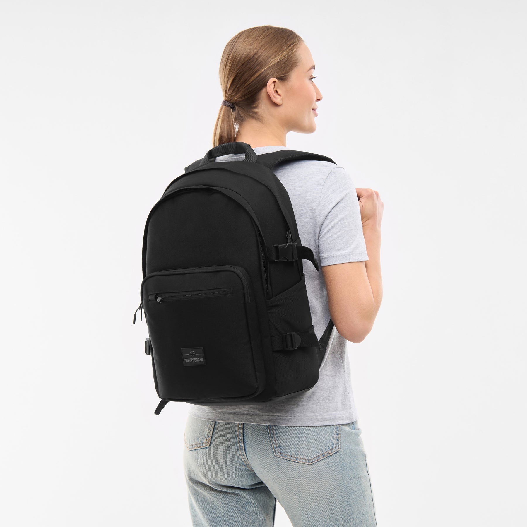 Schwarzer Rucksack 'Lian' von Johnny Urban an einer Frau, die ein graues T-Shirt und blaue Jeans trägt