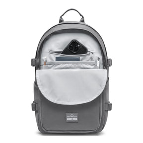 Ergonomischer Johnny Urban Rucksack 'Lian' in Dunkelgrau mit geöffneter Vordertasche und Smartphone, Stift und Notizbuch darin