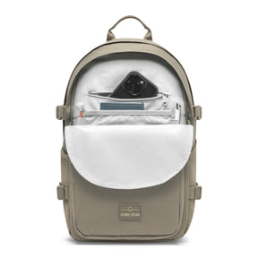 Desert-grauer ergonomischer Schulrucksack 'Lian' von Johnny Urban mit geöffnetem Hauptfach und organisierter Innentasche mit Handy und Stiften