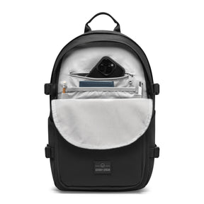 Schwarzer Johnny Urban Rucksack 'Lian' mit offenem Frontfach und Stift, Handy und Notizbuch darin