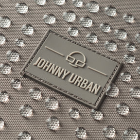 Nahaufnahme des wasserabweisenden Stoffes und Logos des Rucksacks 'Lian' von Johnny Urban in Desert-Grau