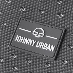 Johnny Urban Logo auf dunkelgrauem, wasserfestem Rucksackstoff mit Struktur
