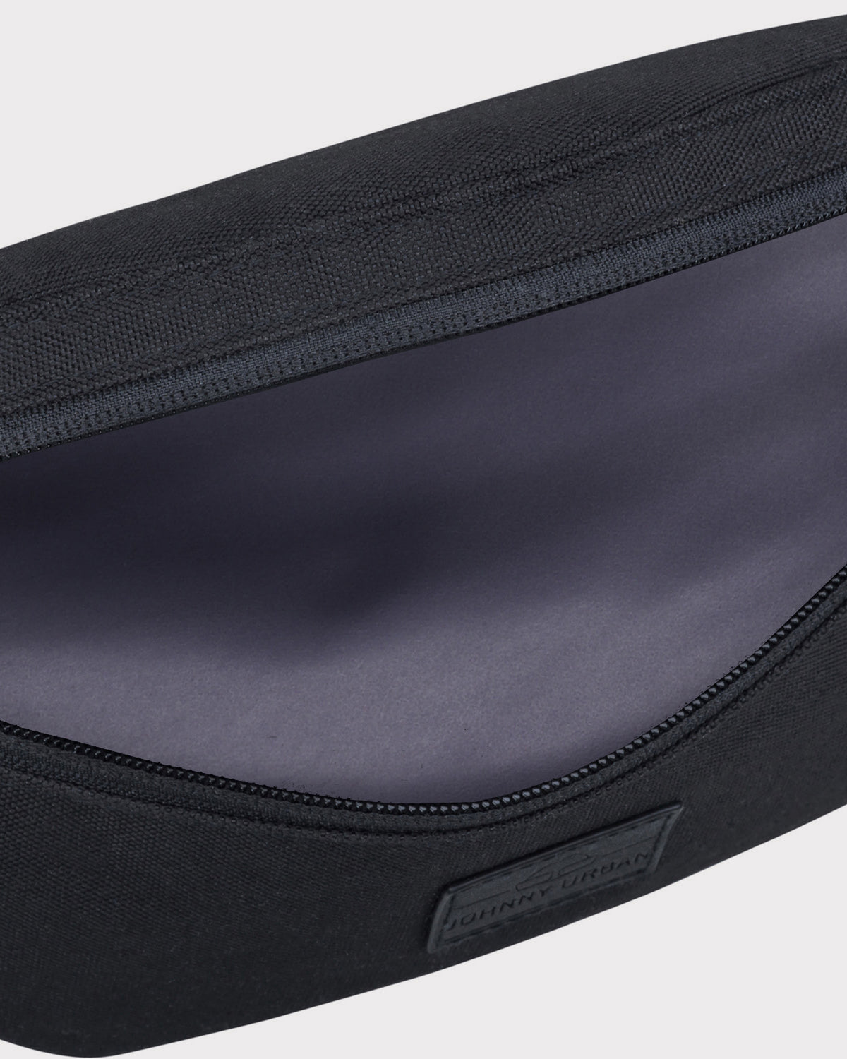 Innenansicht der schwarzen Bauchtasche 'Erik Small' von Johnny Urban mit offenem Reißverschluss