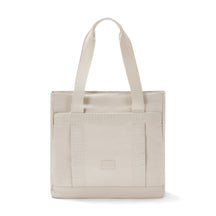 Sandfarbener Johnny Urban Shopper Bag mit zwei langen Tragegriffen und rechteckigem Logo vorne