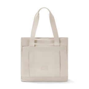 Sandfarbener Johnny Urban Shopper Bag mit zwei langen Tragegriffen und rechteckigem Logo vorne