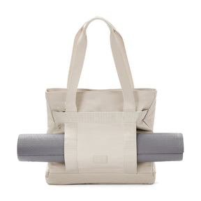 Sandfarbener Shopper 'Kim' von Johnny Urban mit außen befestigter grauer Yogamatte aus Textil