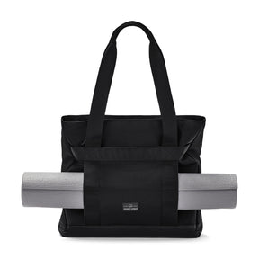 Schwarze Shopper-Tasche Kim von Johnny Urban mit dwóch langen Griffen und einer grauen Stoffrolle an der Außenseite