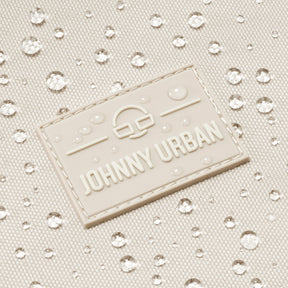 Nahaufnahme des wasserabweisenden Johnny Urban Logos auf sandfarbenem Shopper-Material mit Wassertropfen