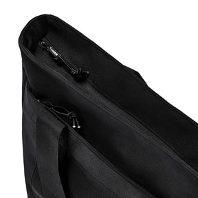 Schwarzer Shopper 'Kim' aus robustem Gewebe mit Reißverschluss und zwei Henkelriemen