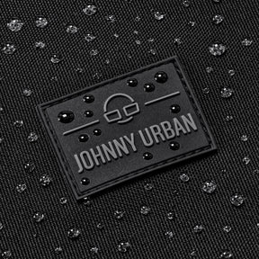 Schwarzes wasserabweisendes Gewebe mit Johnny Urban Logo und Wassertropfen