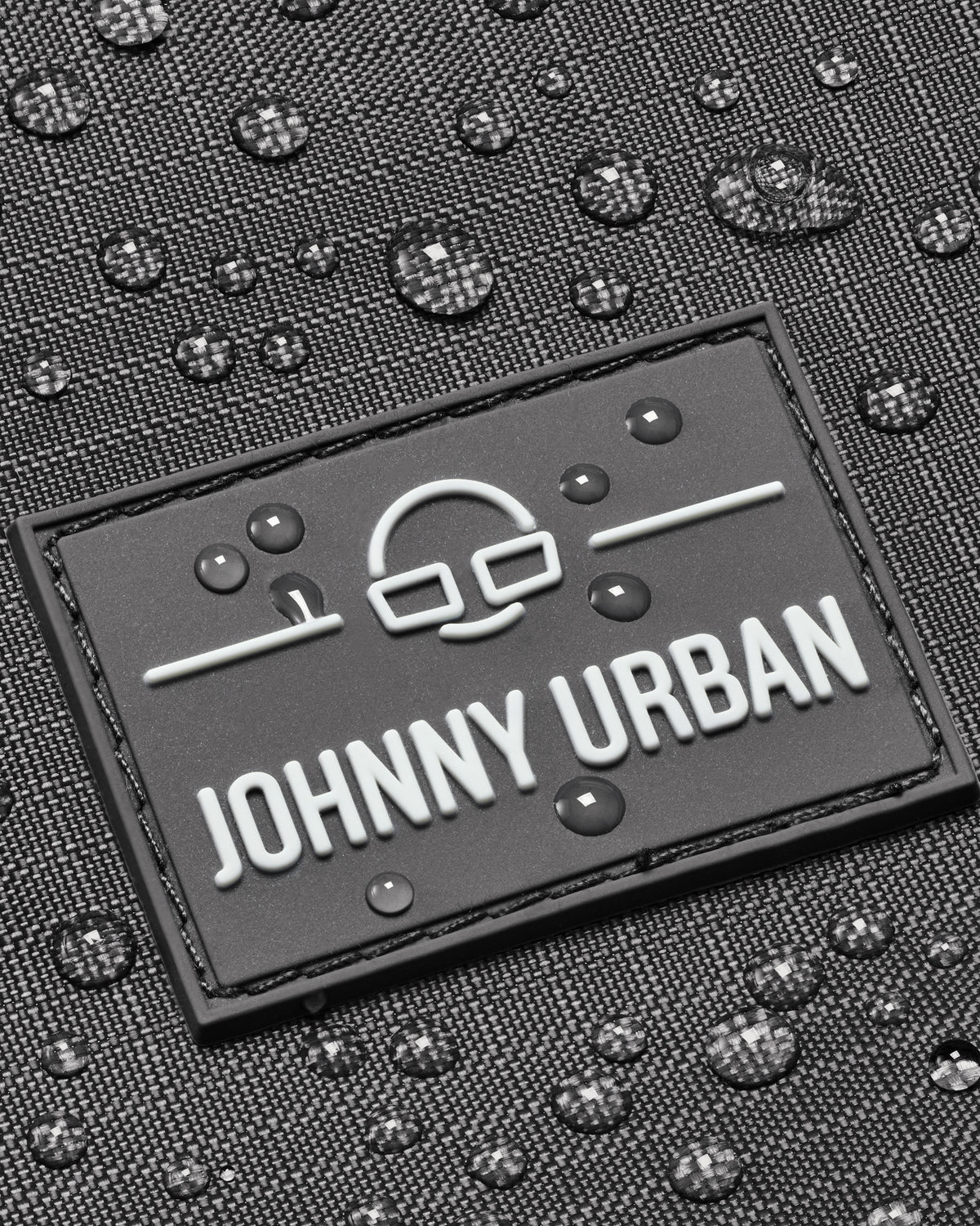 Nahaufnahme eines wasserabweisenden grauen Stoffes mit Johnny Urban Logo auf der Duffle Bag 'Shawn Medium'